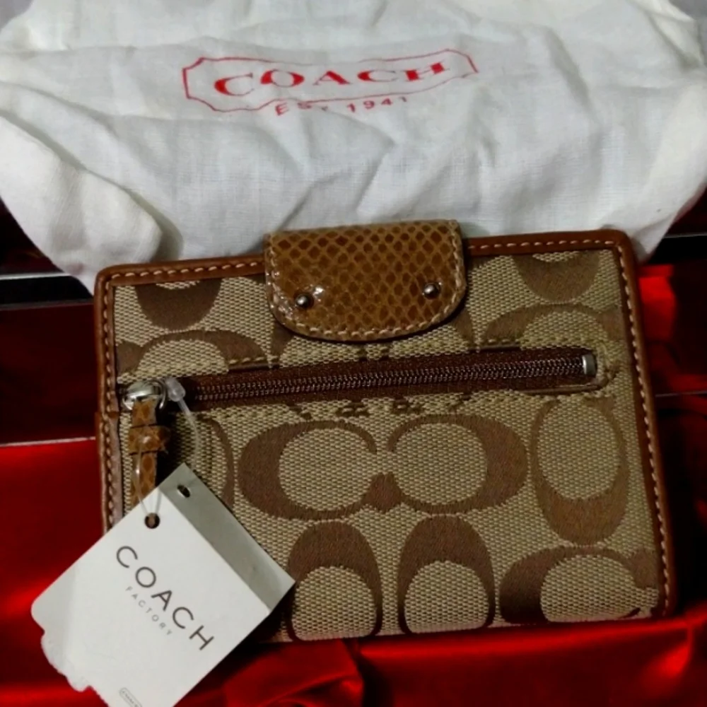 Coach Wallet 🛍️ Elegant Leather + Iconic COACH Logo Stunning 🎁 Gift NWT - Picture 6 of 6